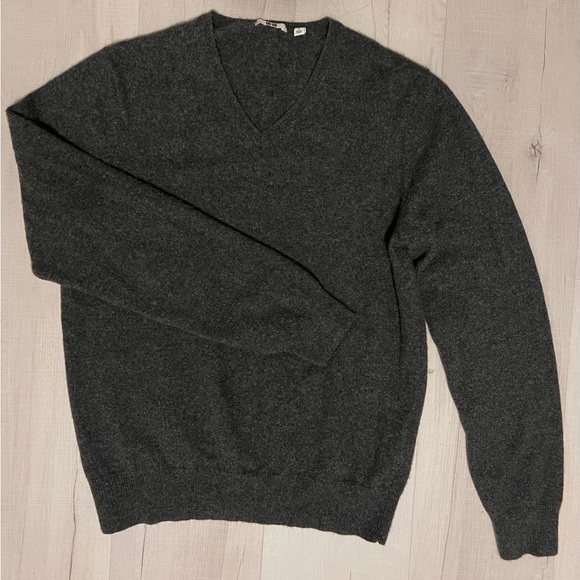 Uniqlo cashmere sweater. Fall 2015. - Picture 2 of 8